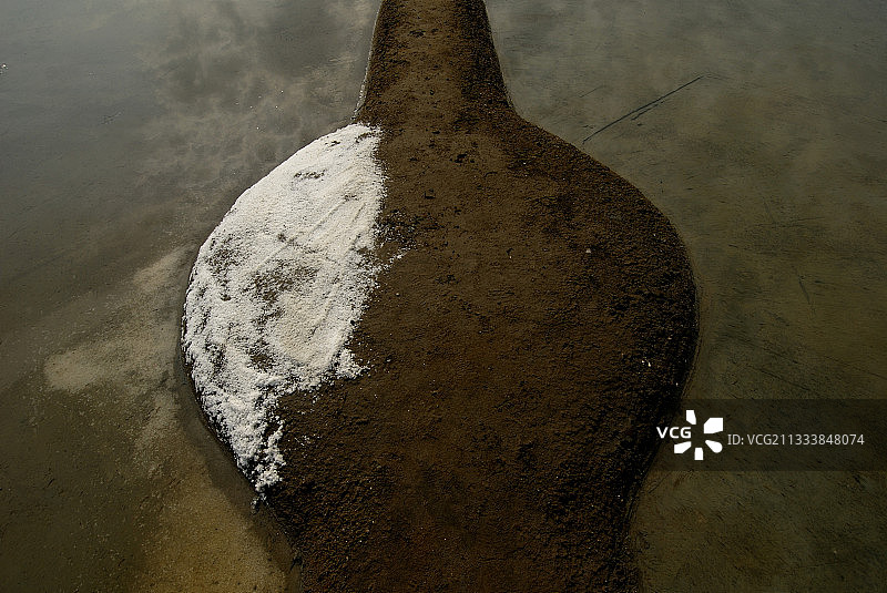 在法国盖朗德盐场收集的盐图片素材