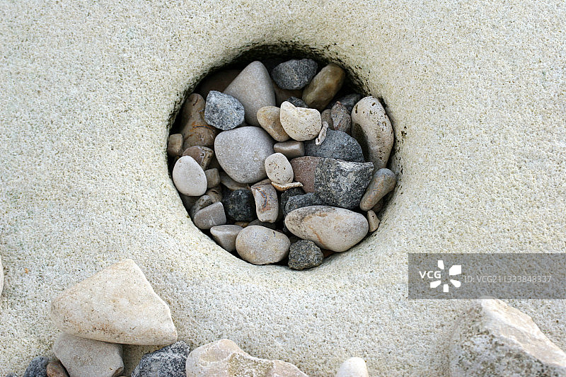 法国雷岛海边的岩石洞穴里的石头图片素材