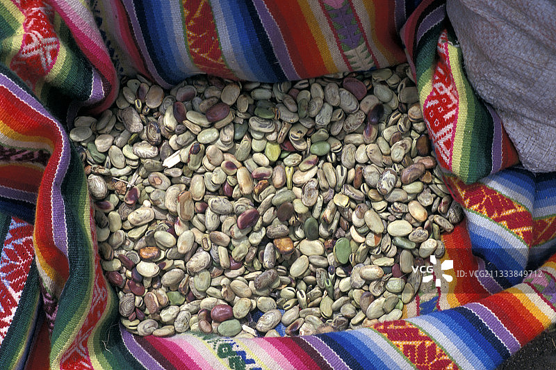 秘鲁彩色织物上的干蚕豆图片素材