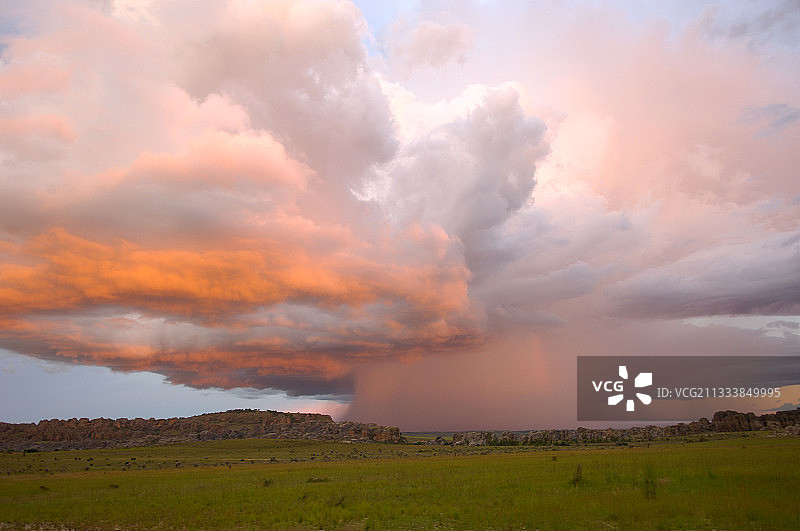 伊萨洛马达加斯加的霍隆贝高原上的风暴图片素材