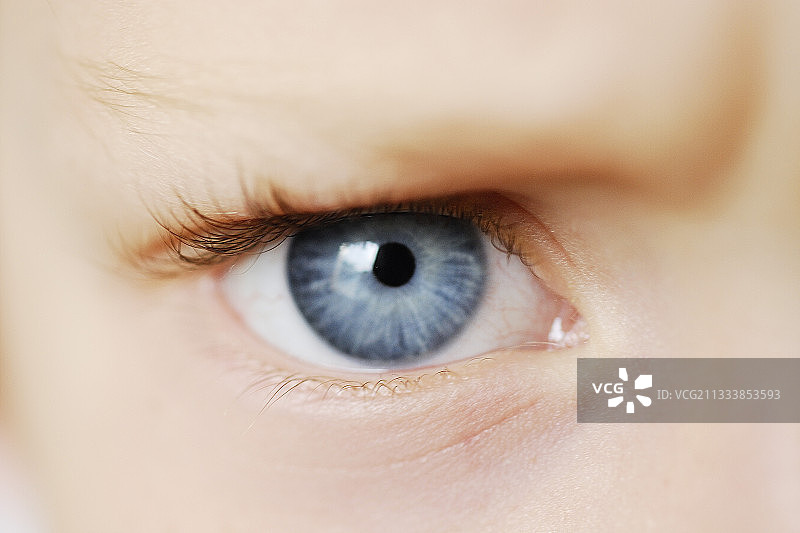 愤怒的4岁孩子的眼睛图片素材