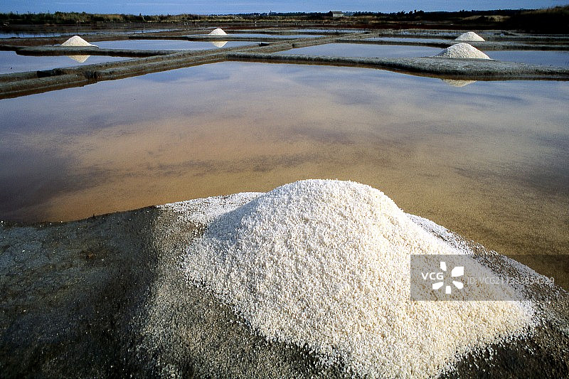 法国盖朗德盐沼中的海盐收获图片素材