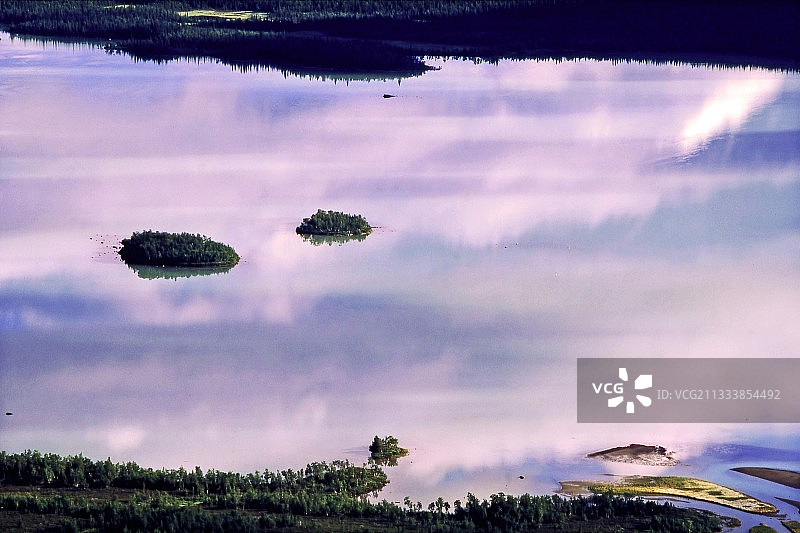 拉普兰萨雷克湖区云彩倒影，瑞典图片素材