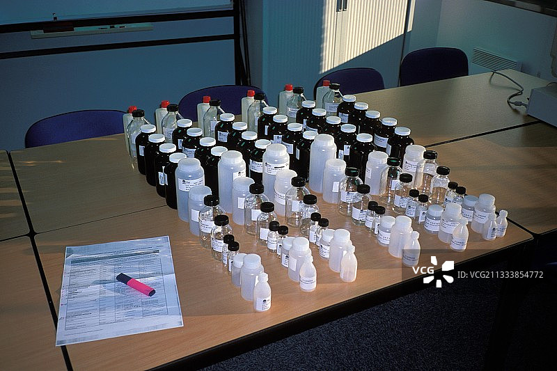 这些烧瓶可用于水样采集和化学分析，以监测河流和地下水的污染情况。这些烧瓶针对不同的分析分子。图片素材