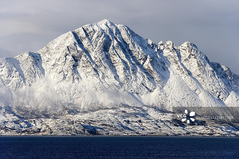 挪威北海沿岸白雪覆盖的山脉图片素材