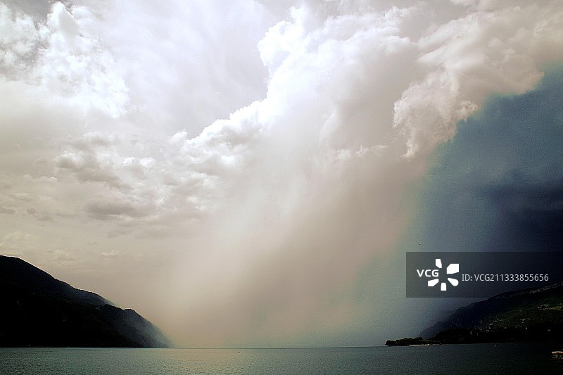 法国布尔歇湖上空的暴风雨图片素材