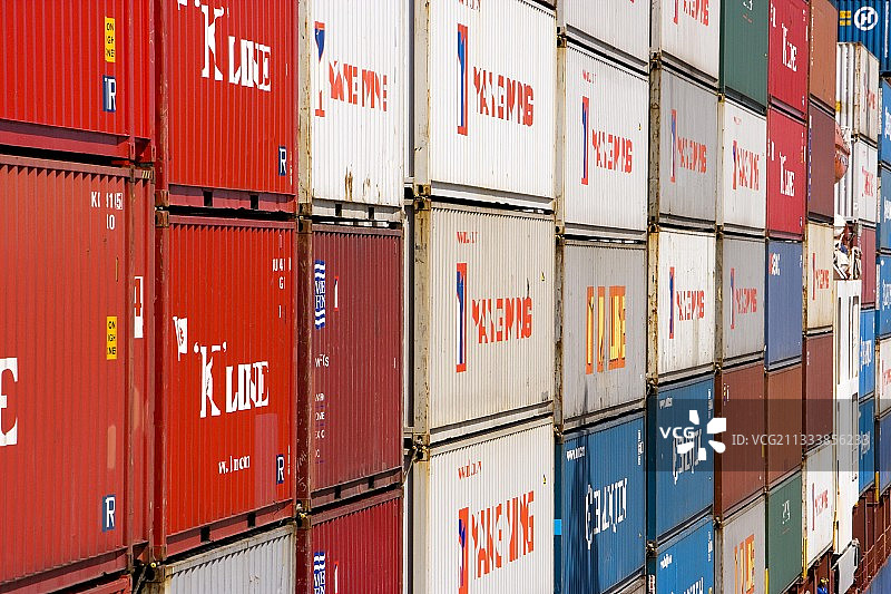 航行于巴拿马运河的集装箱船图片素材