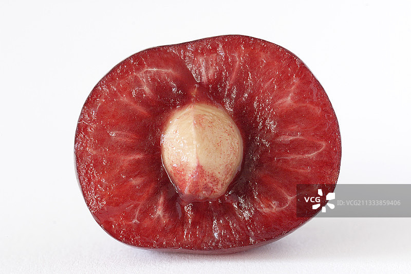 显示樱桃核的纵切面图片素材