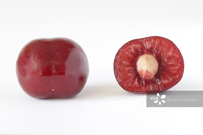 切开的樱桃及果核图片素材