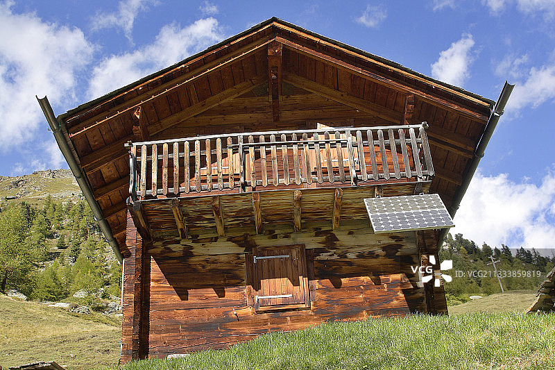 阿尔卑斯小屋和太阳能电池板，瑞士瓦莱州图片素材