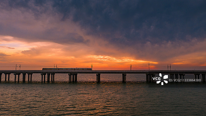 晚霞下的石臼湖大桥地铁图片素材