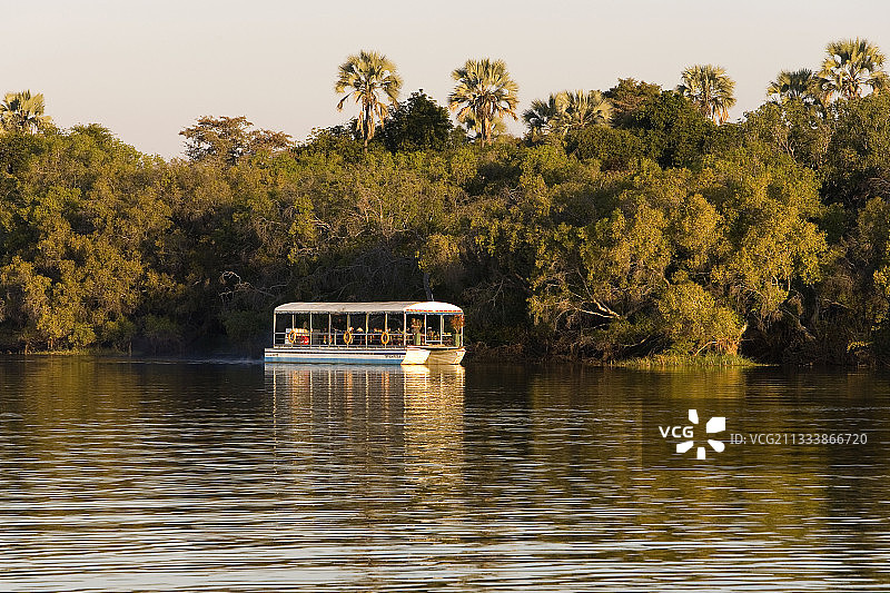 津巴布韦赞比西河上的游船图片素材