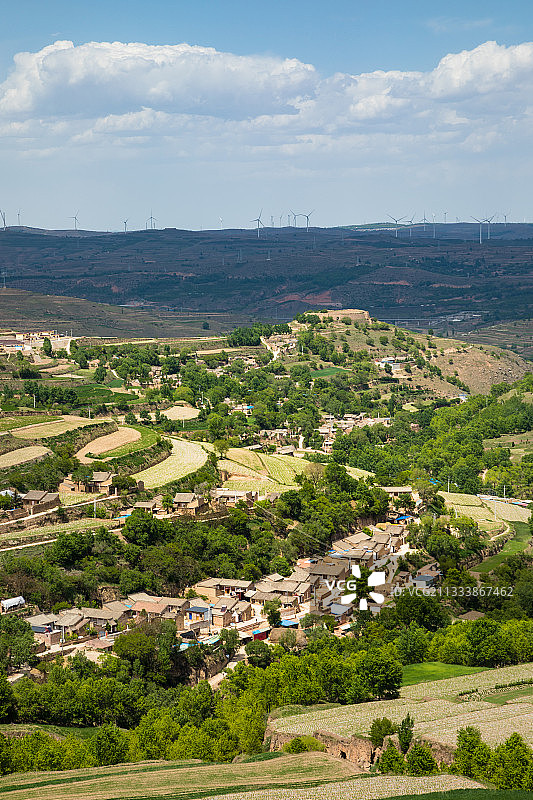 黄土高原上的马营梯田和村庄图片素材