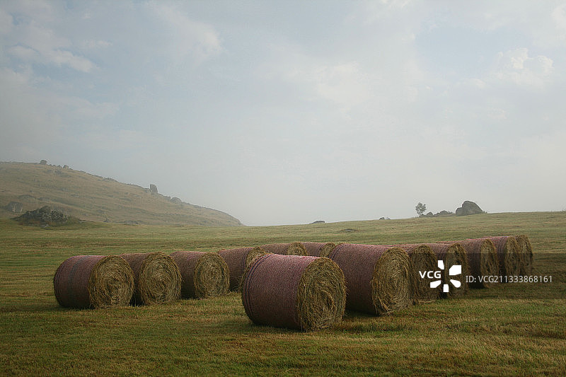 法国洛泽尔省奥布拉克地区的干草堆图片素材