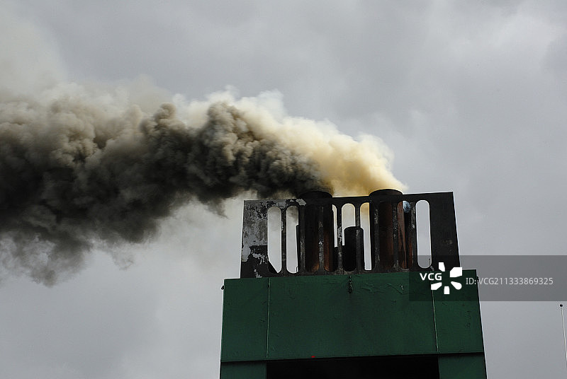 法国瑟堡渡轮起航时的烟雾污染图片素材