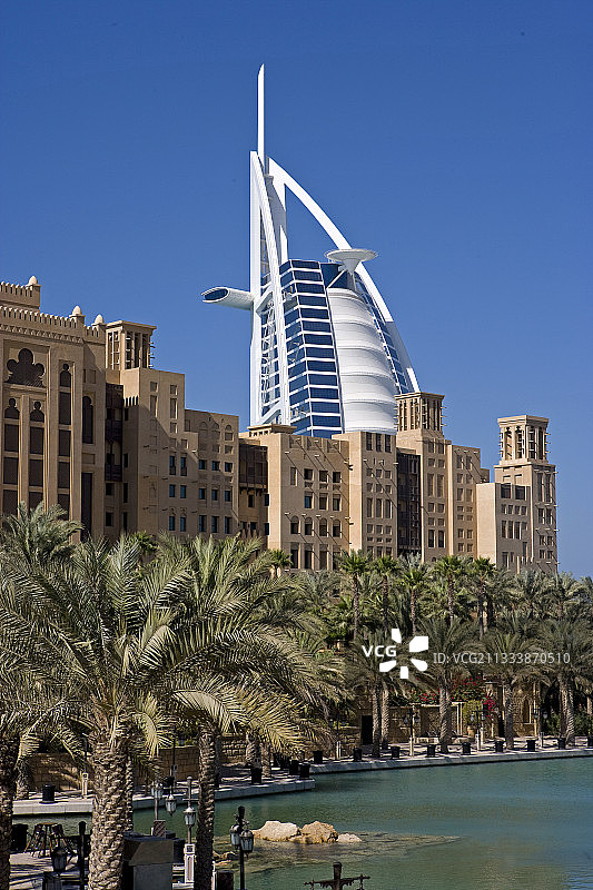 迪拜阿联酋购物中心后的阿拉伯塔酒店图片素材