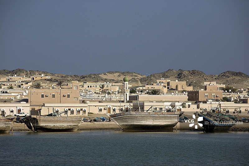 阿曼阿拉伯海，马希拉岛上的搁浅船只图片素材