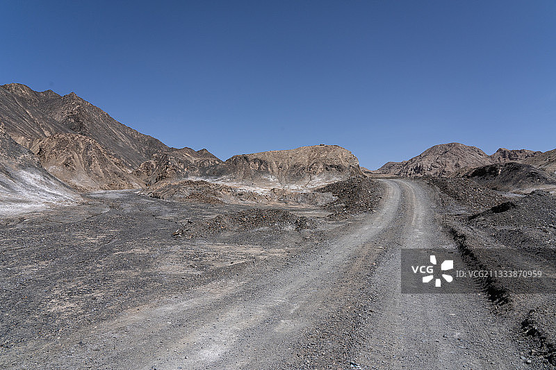 中国西北青藏高原青海格尔木G215国道矿山图片素材