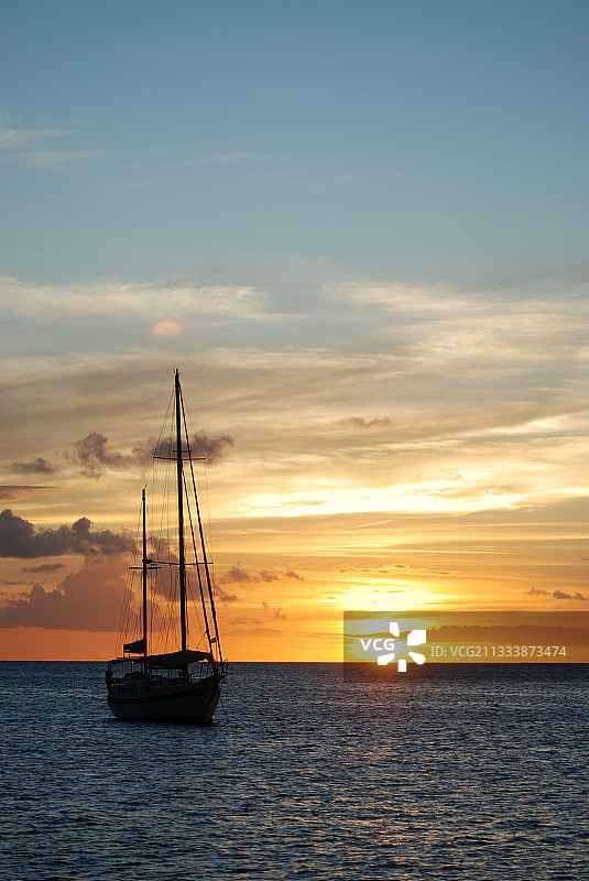 法兰西堡海湾日落时的帆船，马提尼克岛图片素材