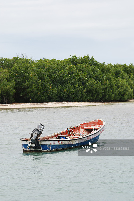 马提尼克岛昂斯斯普图恩的摩托艇图片素材