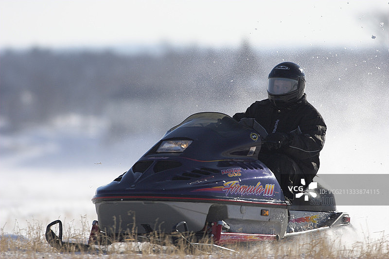 冬季加拿大魁北克的雪地摩托图片素材