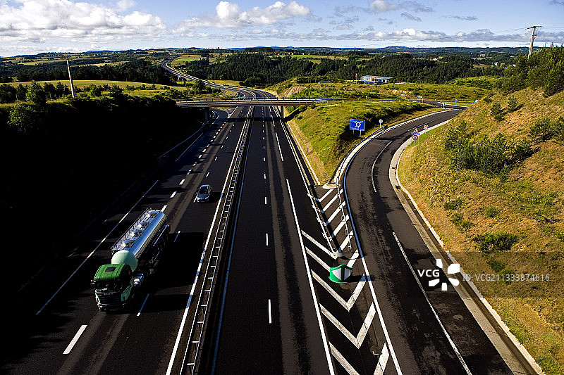 在法国中心高速公路上行驶的汽车和卡车图片素材