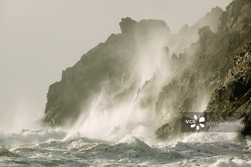 法国布列塔尼特雷帕塞湾海岸的海浪图片素材