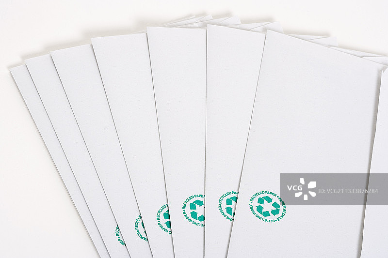 工作室里用再生纸印刷的信封图片素材