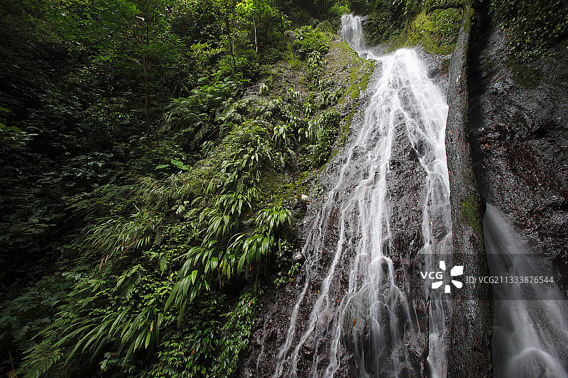 苏门答腊岛马宁焦湖畔的林间瀑布图片素材
