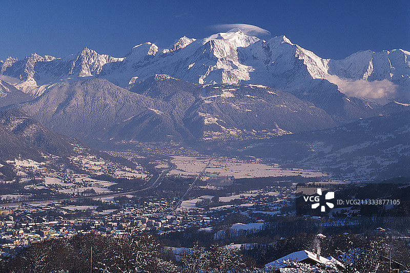 勃朗峰山脚下的萨朗什镇，法国图片素材