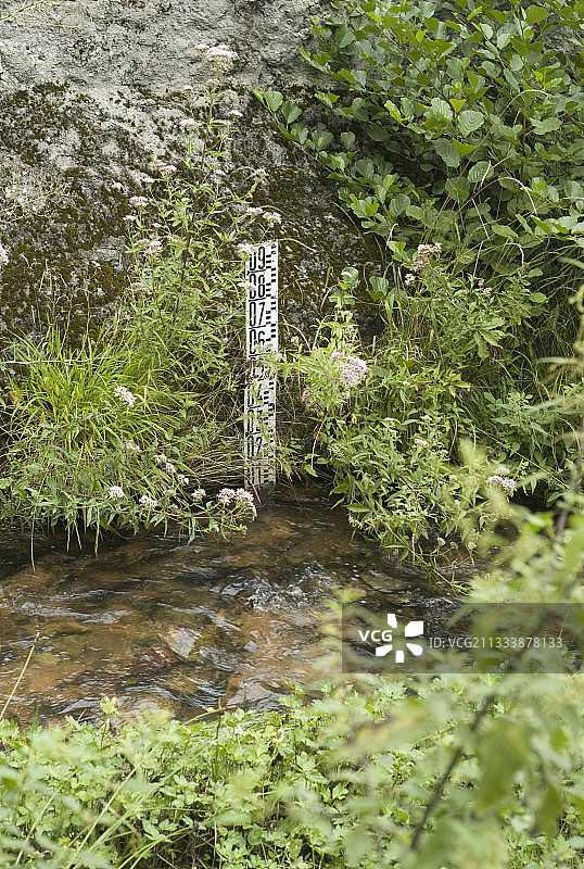 小溪最低水位时的水位标尺图片素材