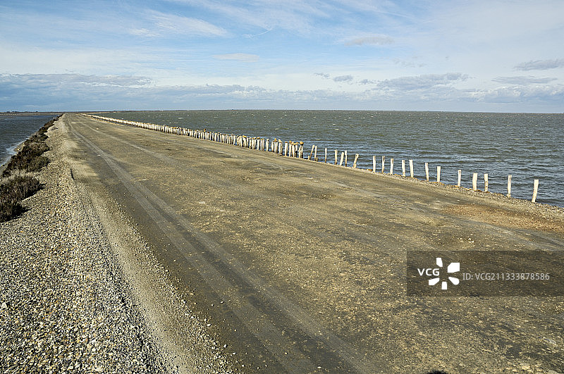 池塘和大海之间的堤坝上的痕迹，法国卡玛格图片素材