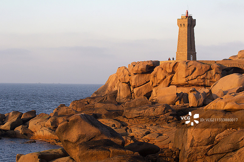 布列塔尼粉红色花岗岩海岸上的Ploumanach灯塔图片素材