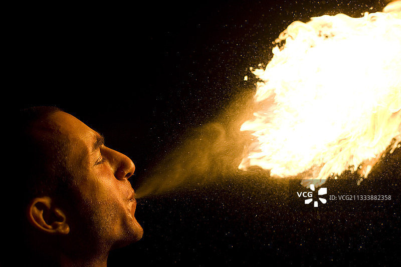 “骏马热”期间的喷火表演图片素材