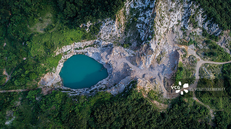废弃的矿坑图片素材