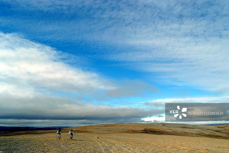 在加拿大巴瑟斯特岛上徒步旅行者图片素材