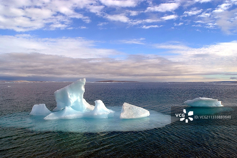 加拿大巴瑟斯特岛北冰洋上的冰山图片素材