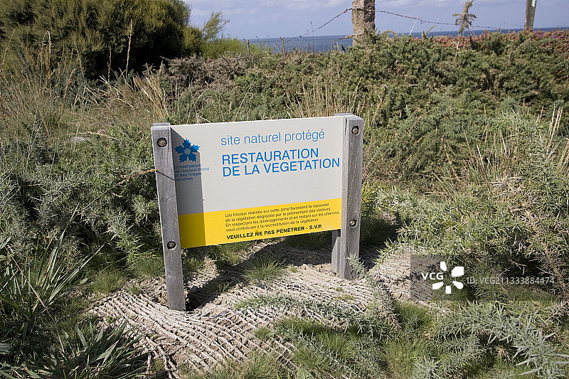 法国布列塔尼康卡勒附近的蓝底荒地恢复标志图片素材