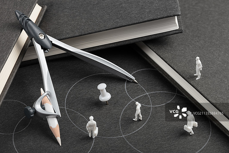 圆规黑色书本上的白色圆圈职业规划招聘求职图片素材