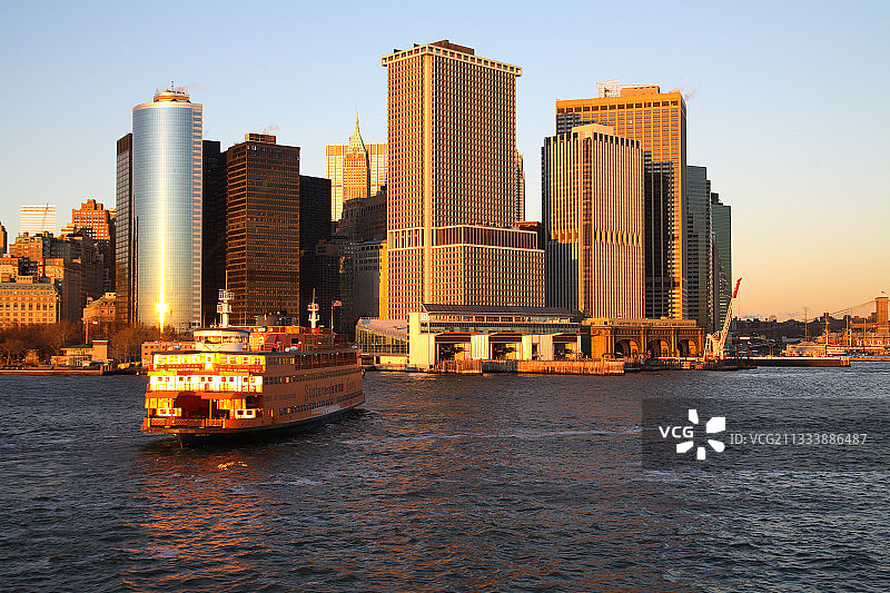 渡轮抵达纽约曼哈顿码头图片素材