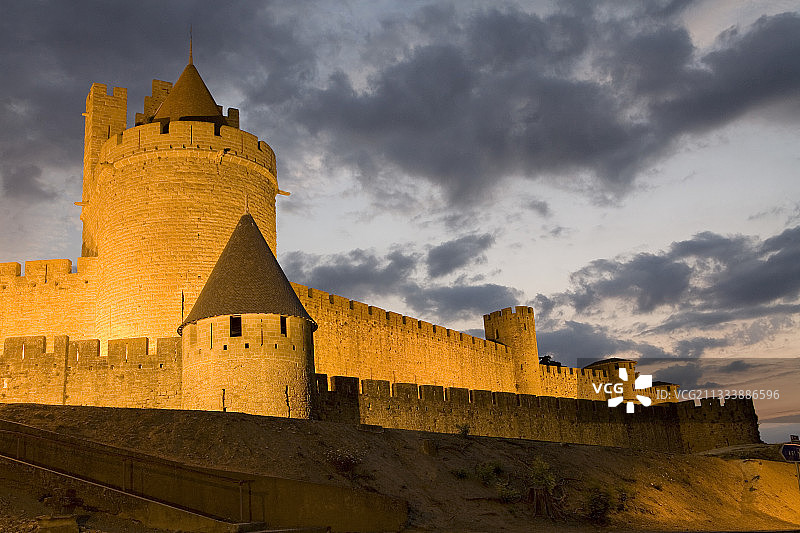 日落时分的中世纪卡尔卡松古城图片素材