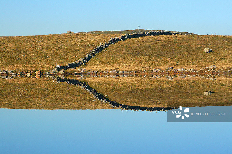奥布拉克：圣安德奥尔湖中石墙的倒影图片素材
