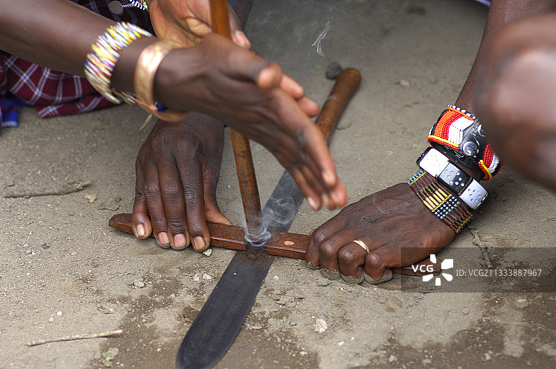 坦桑尼亚摩擦生火图片素材