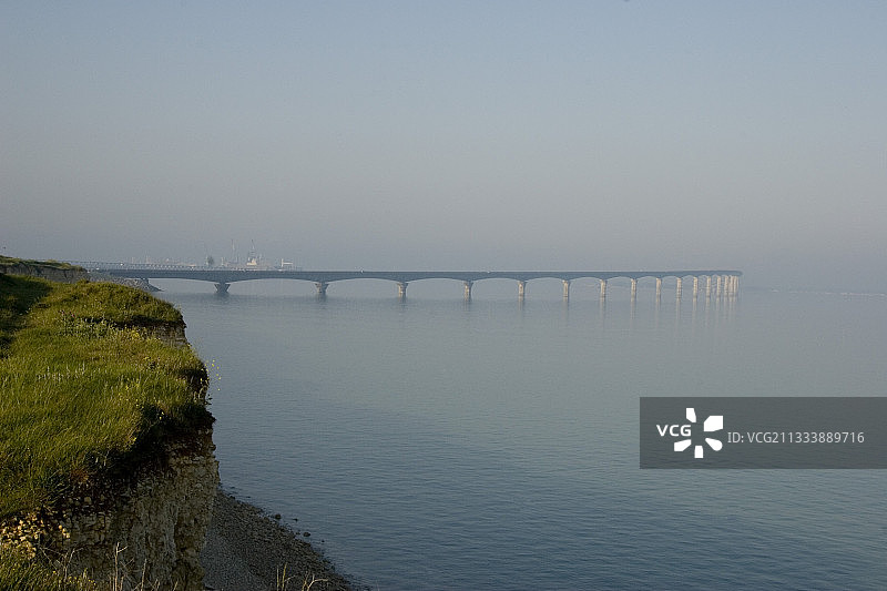 雾中的雷岛大桥，法国图片素材