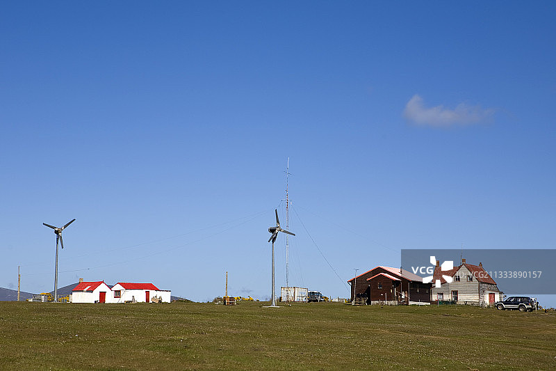 福克兰群岛桑德斯岛上的村庄和风车图片素材
