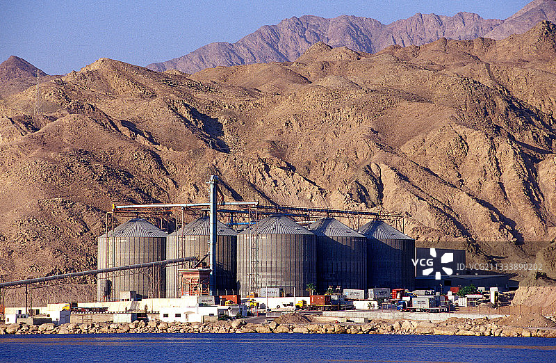 亚喀巴湾沿岸的磷酸盐工业图片素材
