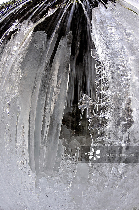 冰在瀑布上形成图片素材