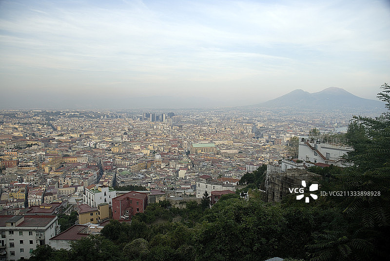从圣埃尔莫城堡眺望那不勒斯和维苏威火山图片素材