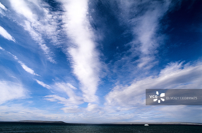 加拿大巴瑟斯特岛七月天空中的云彩图片素材