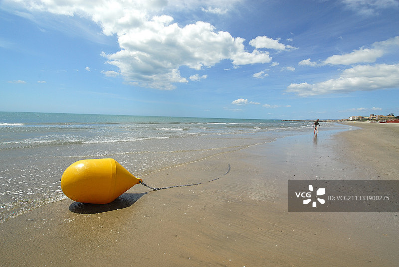 埃罗省海滩上的黄色浮标图片素材